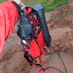 Běžecký batoh FERRINO Dry Run 12 po vytažení z vodní lázně.
