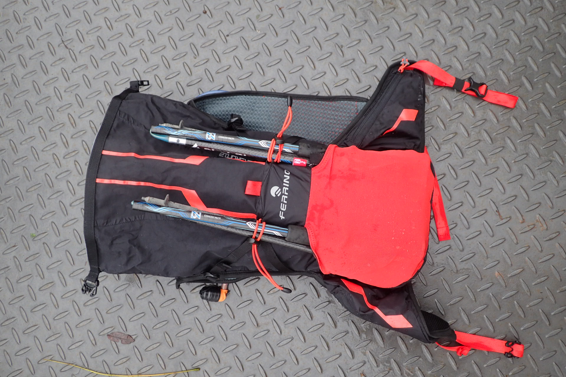 Celková délka batohu FERRINO Dry Run 12 s vyrolovaným uzávěrem hlavní komory.