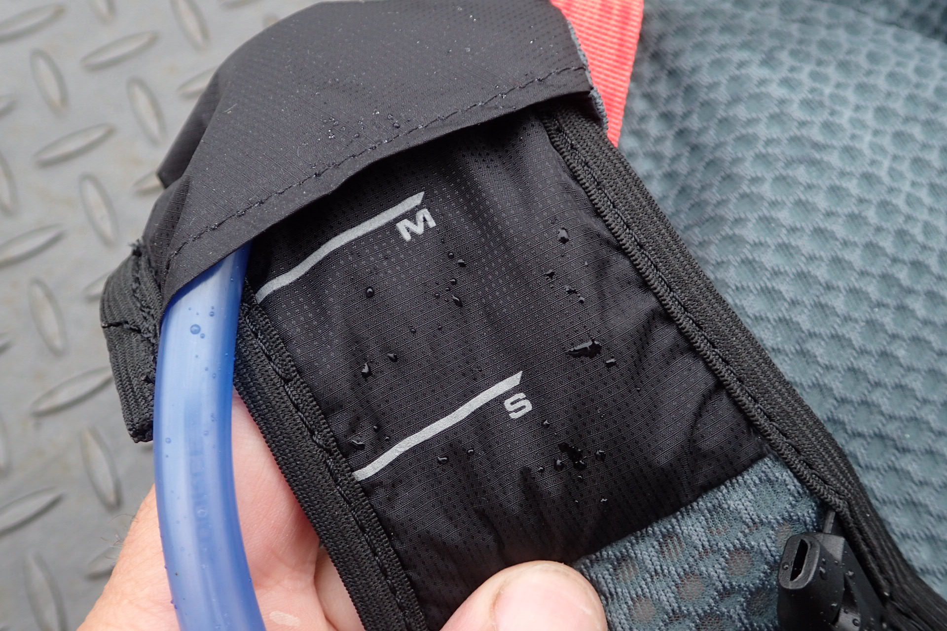 Délka ramenních popruhů se dá výškově nastavit tak, aby vám batoh FERRINO Dry Run 12 co nejlépe seděl.