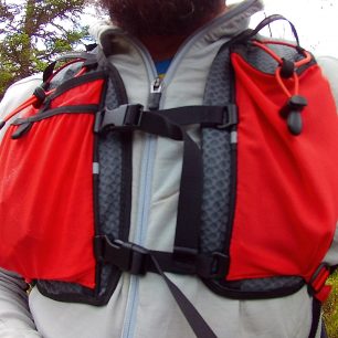 Dvojice elastických kapes a hrudní popruhy na batohu FERRINO Dry Run 12.