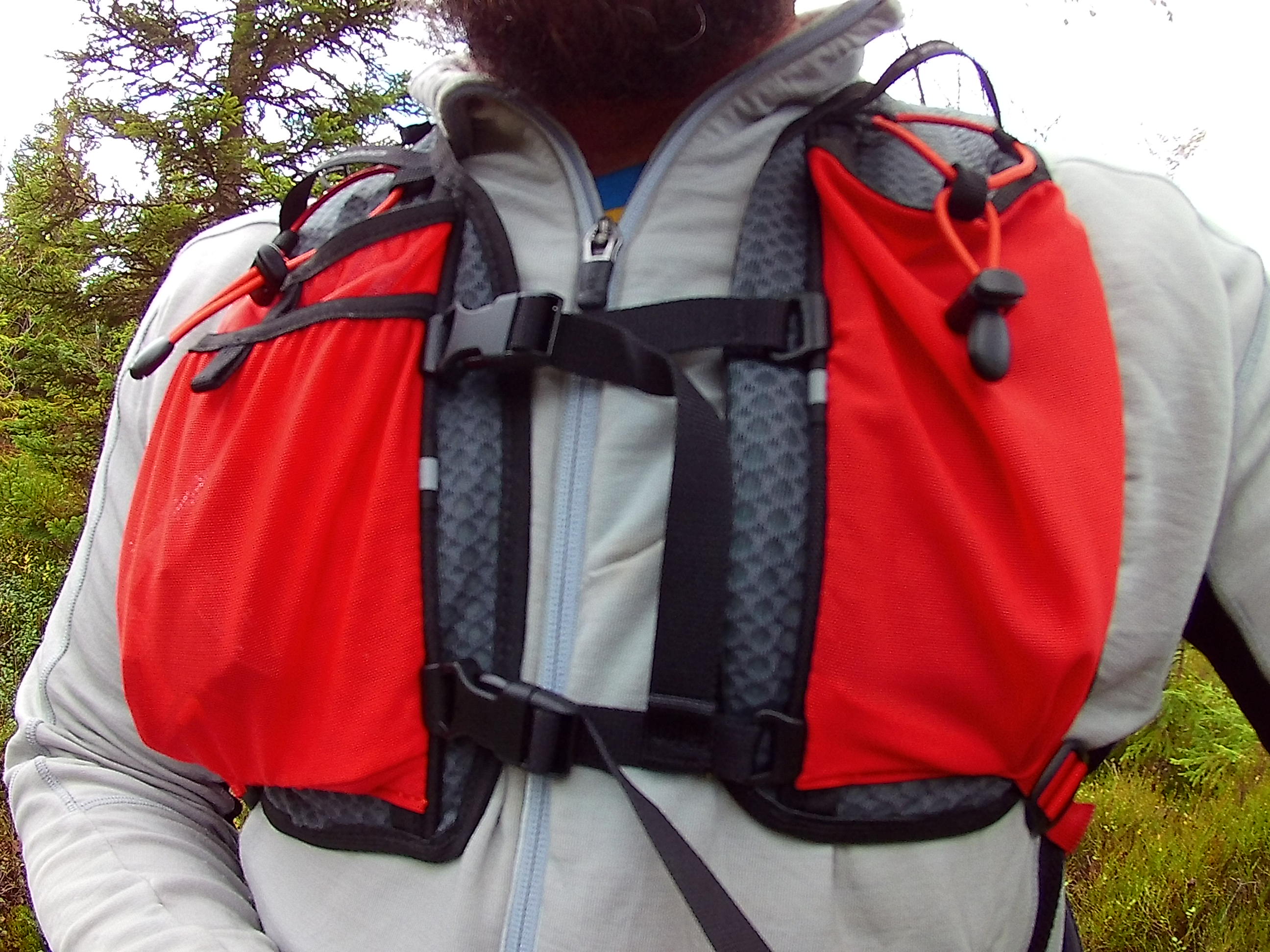 Dvojice elastických kapes a hrudní popruhy na batohu FERRINO Dry Run 12.