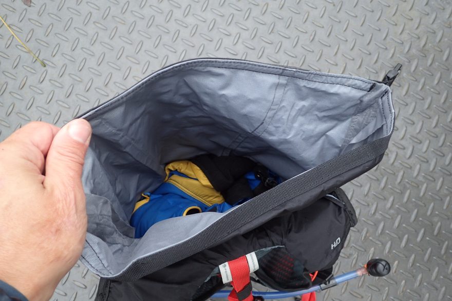 Otevřený rolovací uzávěr batohu FERRINO Dry Run 12.