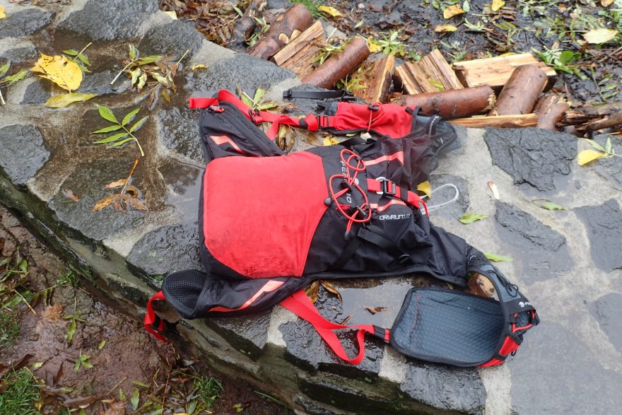 Pohled na rozložený batoh FERRINO Dry Run 12.