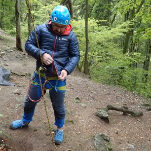 Pro jištění se hodí rozepnutí hlavního zipu bundy Rafiki Colin II ze spodní strany.
