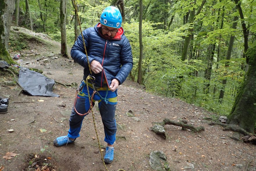 Pro jištění se hodí rozepnutí hlavního zipu bundy Rafiki Colin II ze spodní strany.