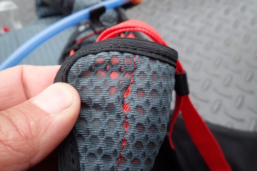 První náznaky párání popruhů u ramenních popruhů batohu FERRINO Dry Run 12.