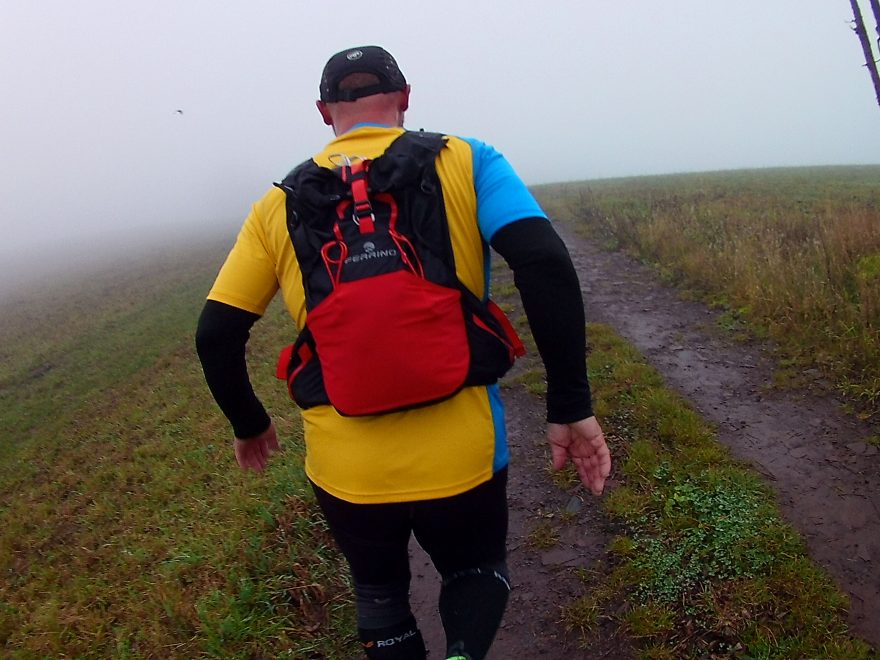 Rolovací úzávěr batohu FERRINO Dry Run 12 je dobré ještě zajistit kovovou sponou.