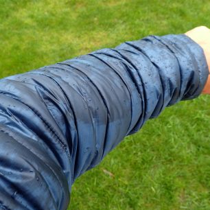 Testování bundy Rafiki Colin II vůči vlhkosti.