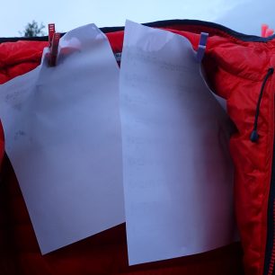 Uvnitř bundy jsme nechali čtvrtky papíru na sledování průstupu vody do bundy Rafiki Colin II.