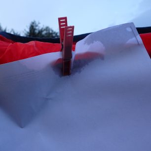 Uvnitř bundy jsme nechali čtvrtky papíru na sledování průstupu vody do bundy Rafiki Colin II.