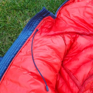 Volné konce stahování kapuce směřují do bundy Rafiki Colin II.