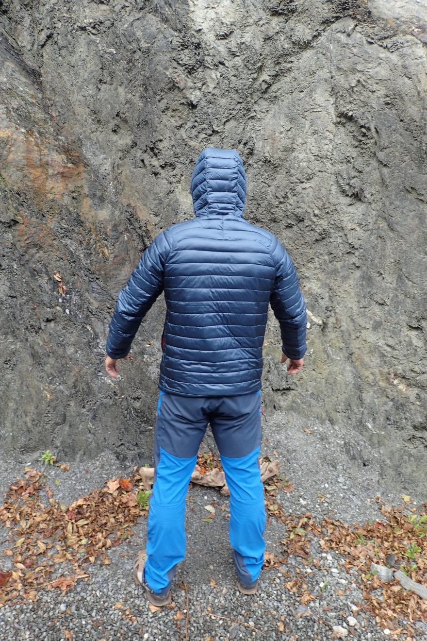 Zadní pohled na bundu Rafiki Colin II.