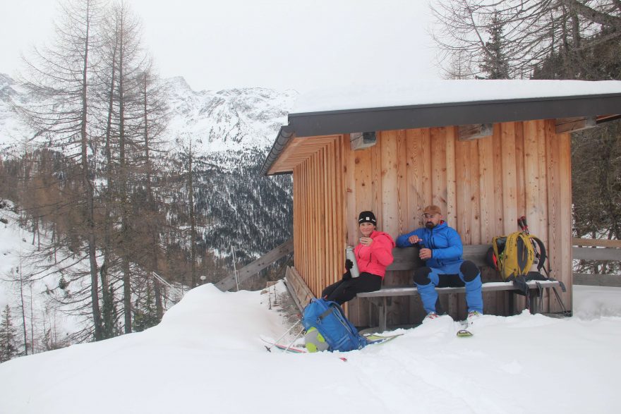 Bunda Vaude Bormio Jkt jako zateplovačka při přestávkách během výstupu na lyžích.