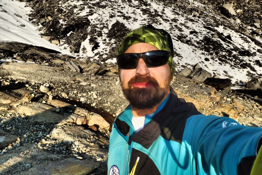 Nástup na ledovec pod Piz Buinem s šátkem Buff Thermonet.