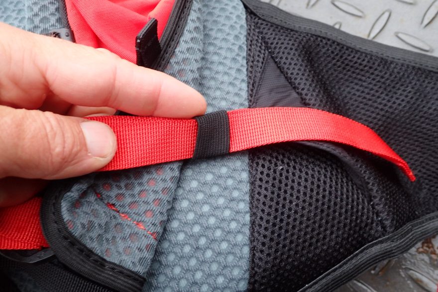Volné konce konce popruhů batohu FERRINO Dry Run 12 se dají takto zajistit gumičkou.