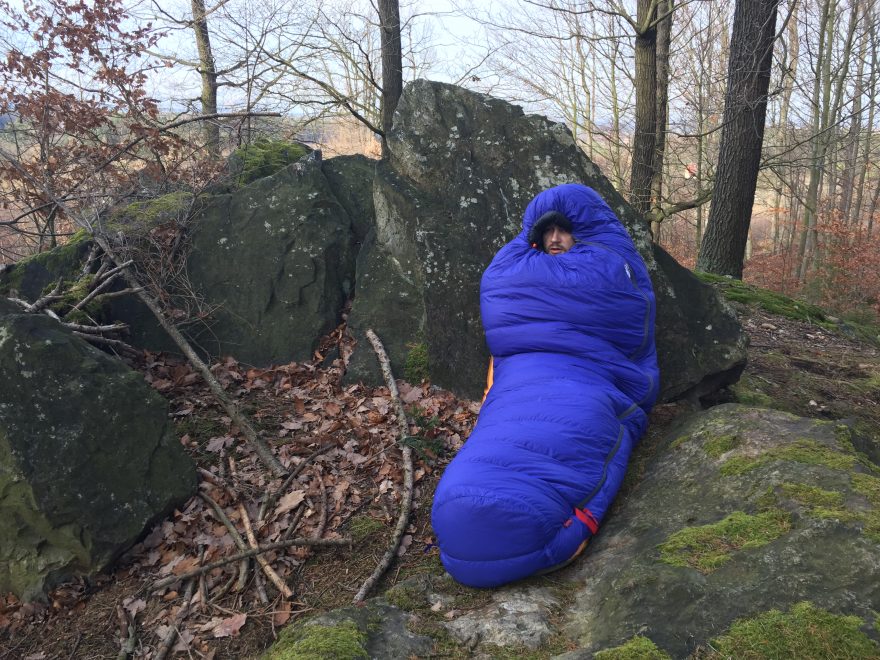 A do spacáku Warmpeace Solitaire 500 se nedostane zima.