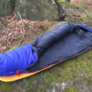 Možnost rozepnutí u spacáku Warmpeace Solitaire 500.