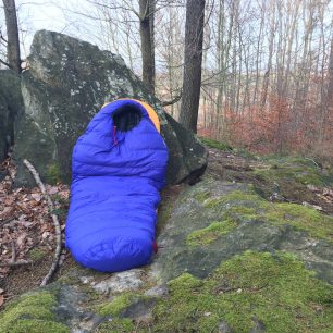 Pohodlné podzimní spaní ve spacáku Warmpeace Solitaire 500.