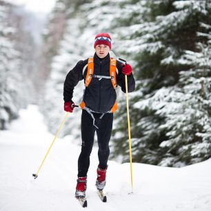 Sportovní běžky pro klasický styl běhu na lyžích jsou vhodné především do upravených stop, ale díky jejich relativně pevné a odolné konstrukci vydrží i jízdu v terénu. 