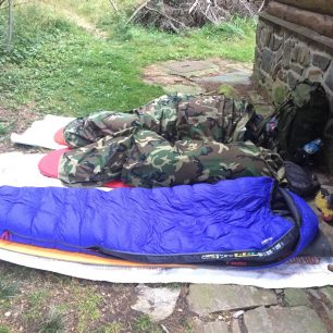 Spacák Warmpeace Solitaire 500 v Jeseníkách vedle konkurenta.