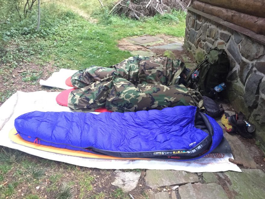 Spacák Warmpeace Solitaire 500 v Jeseníkách vedle konkurenta.