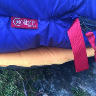 Vnitřní materiál a možnost rozepnutí od nohou u spacáku Warmpeace Solitaire 500.