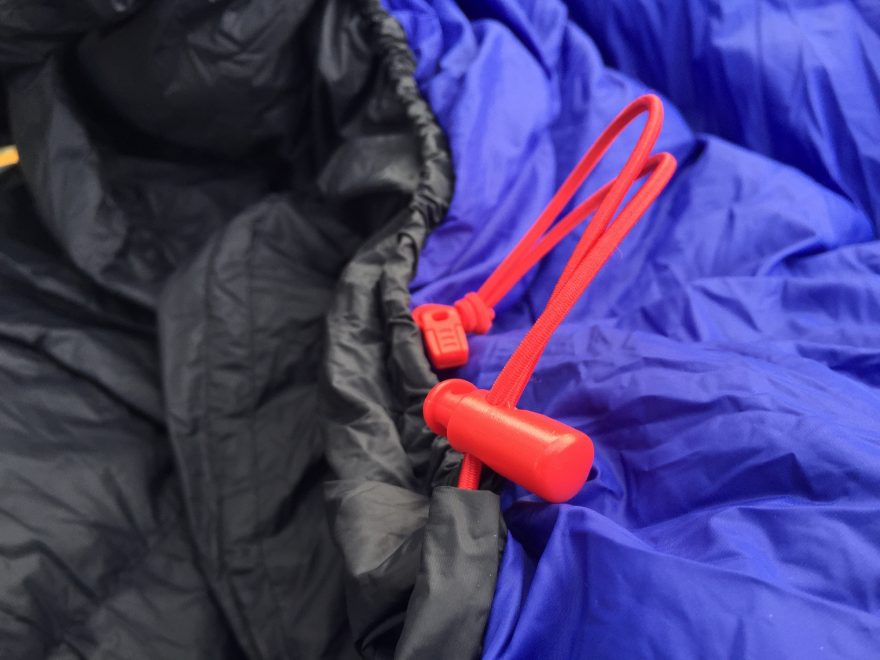 Zdrhovadlo kolem otvoru kapuce u spacáku Warmpeace Solitaire 500.