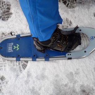 Celokožené botě KEEN Revel III M popruhy od sněžnic vůbec nevadí.