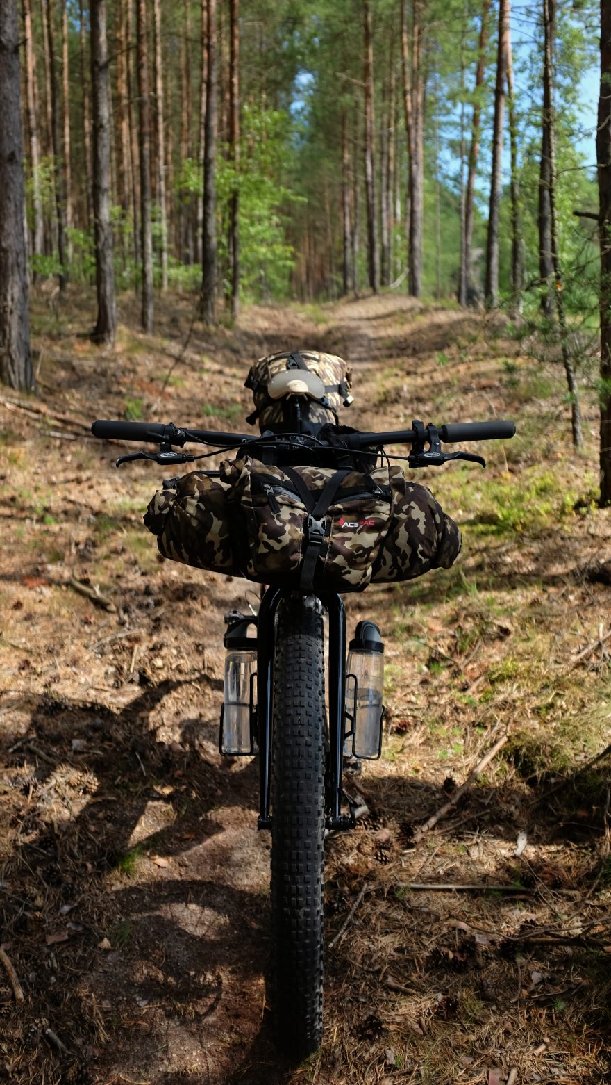 Oproti tradičnímu systému s nosiči a brašnami po stranách se bikepackingové (beznosičové) brašny drží v ose kola. 