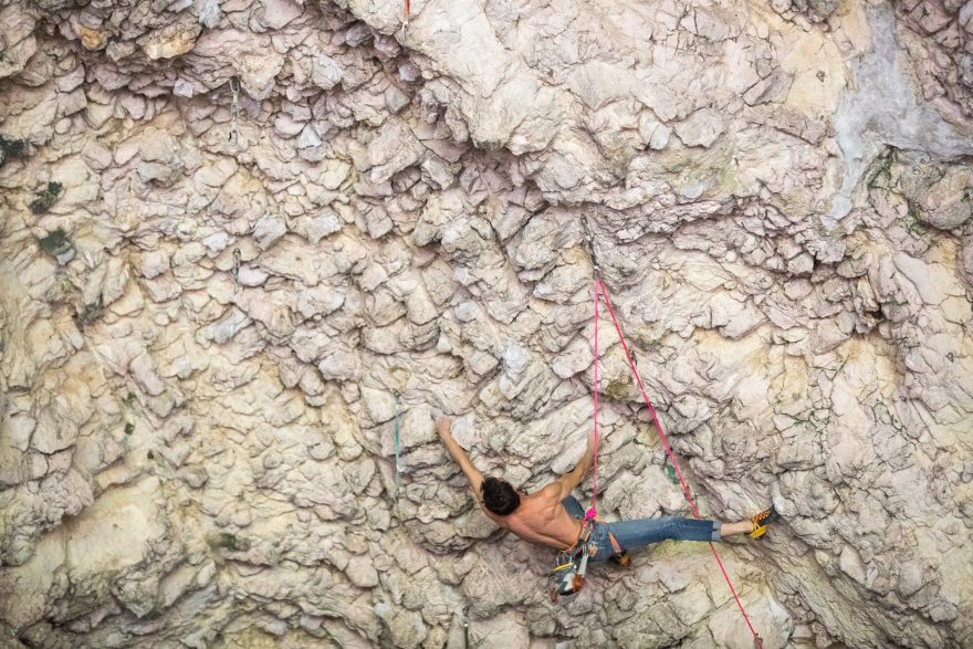 Jeskyně Pestera Ungureasca v kaňonu Cheile Turzii, Bartosz zkouší cestu Rudaru 7c.