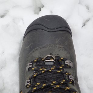 Kovové očko na botě KEEN Revel III M na zajištění návleků.