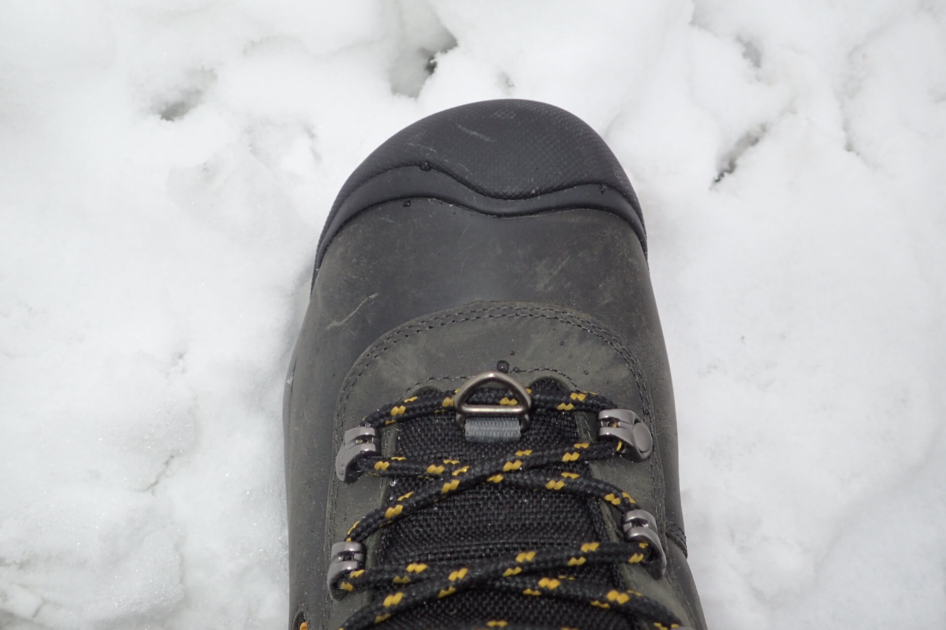 Kovové očko na botě KEEN Revel III M na zajištění návleků.