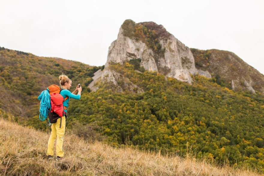 Přístup ke skalám v oblasti Rimetea, kde jsme navrtali první cestu v novém sektoru.