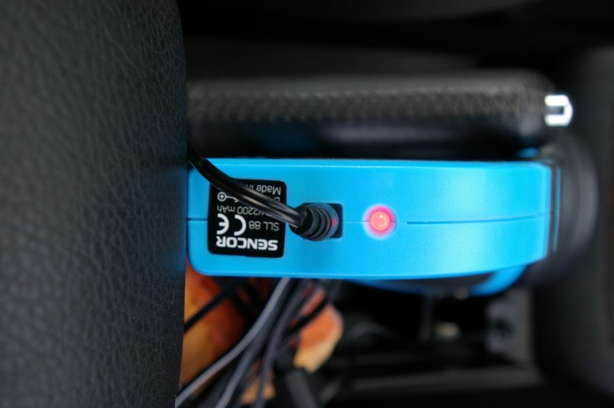Červená dioda signalizuje, že se akumulátor stále nabíjí, zde v autě.