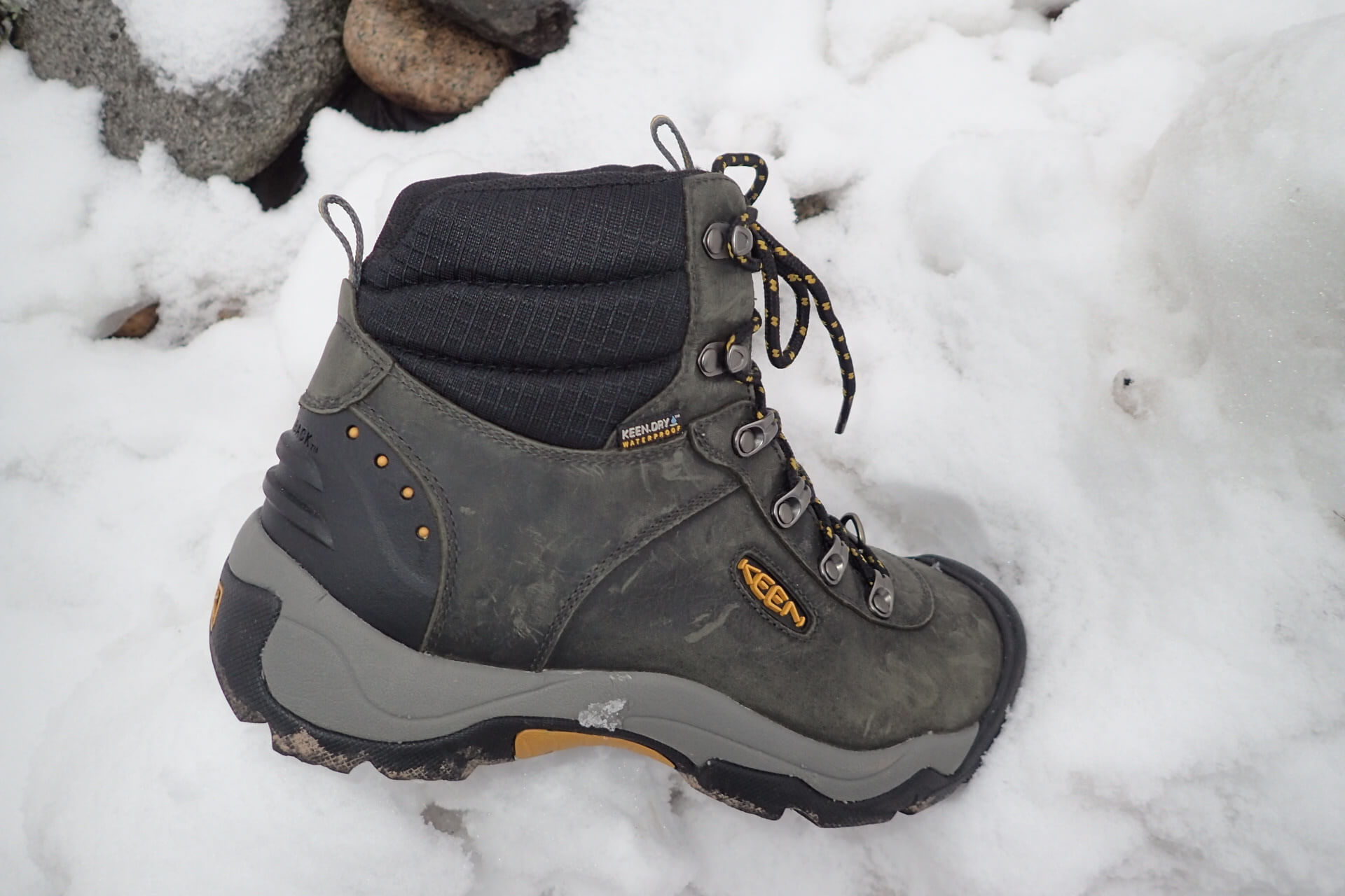 Opancéřovaná patní část boty KEEN Revel III M.