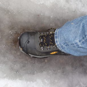 Testování bot KEEN Revel III M ve vodě a chůzí v roztátém sněhu.