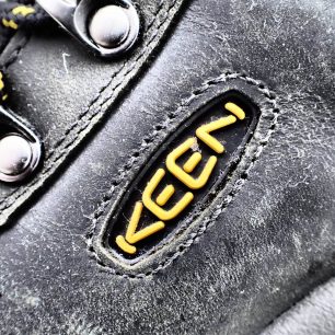 Výrazné plastické logo na botě KEEN Revel III M.
