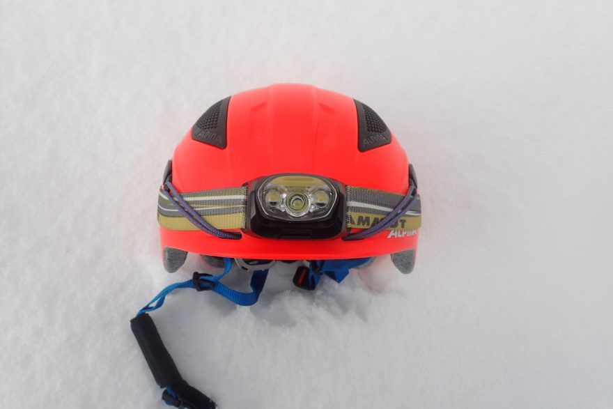 Čelní pohled na zajištěnou čelovku na helmě Alpina SNOWTOUR.