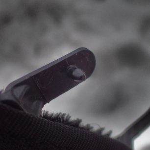 Detail nožky pro fixaci klapky na uši do helmy Alpina SNOWTOUR.