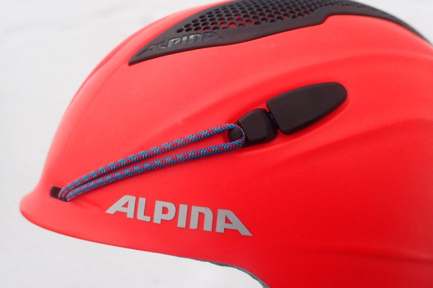 Detail uchycení čelovky na helmě Alpina SNOWTOUR.