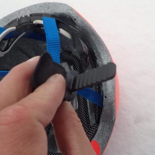 Detail zapínání helmy Alpina SNOWTOUR pod bradou.