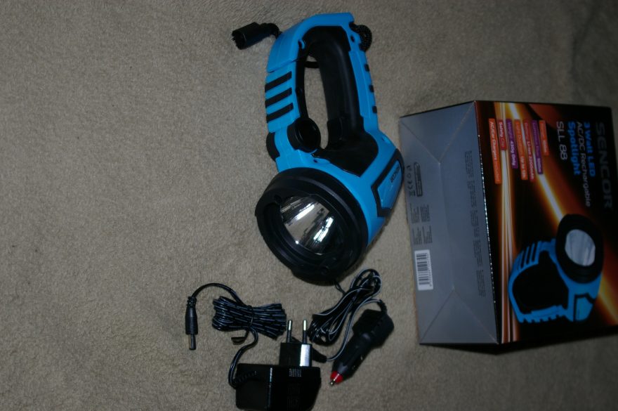 Ke svítilně SLL 88 dostanete vše potřebné pro dobíjení ze sítě i v autě.