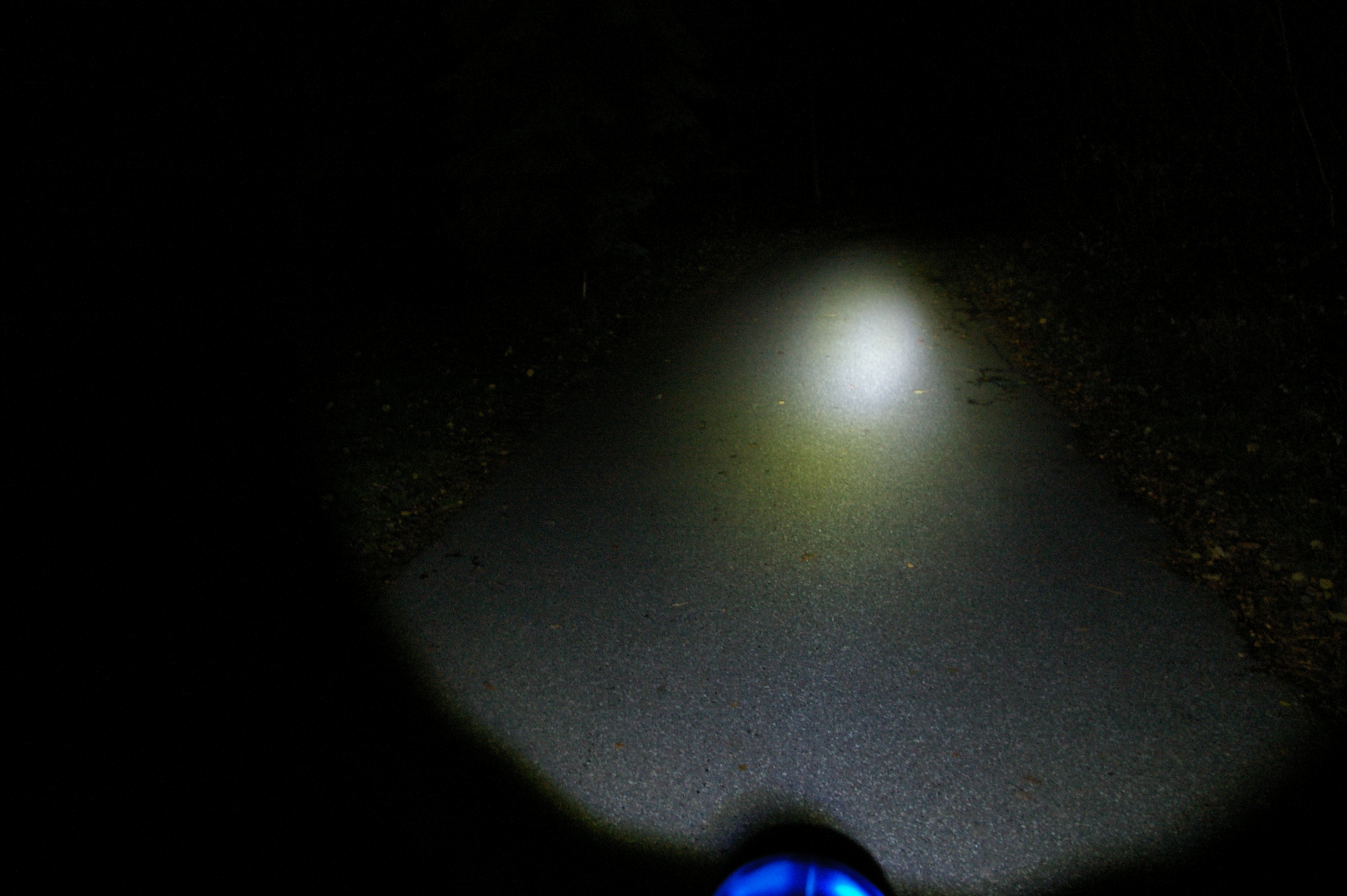 Ostré světlo do dáli a rozptýlené pro okolí.