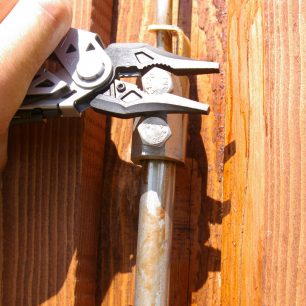 Střední částí kleští Gerber Center Drive lze uchopit třeba hlavy větších šroubů.