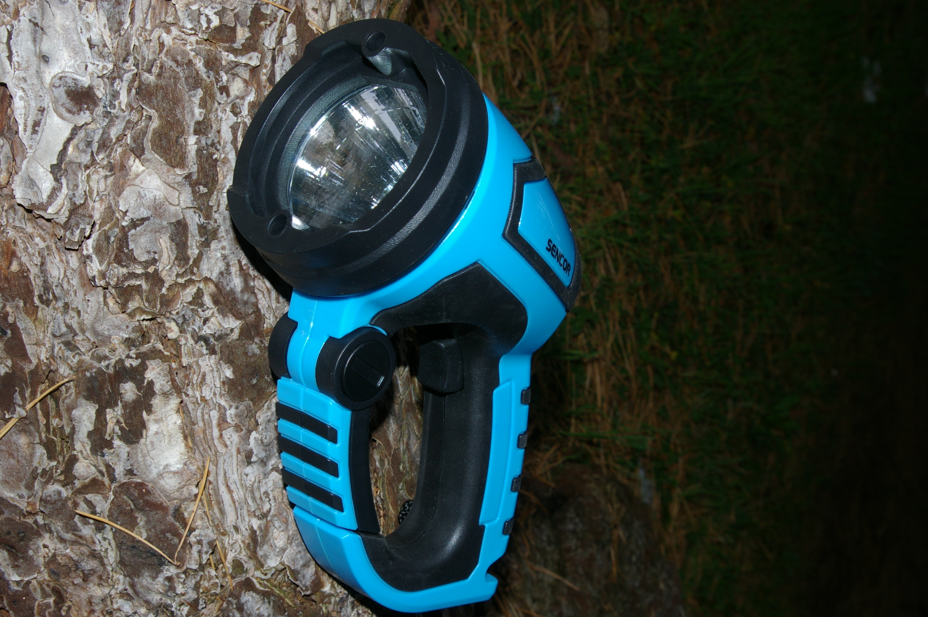 Svítilna se snadno bere do ruky.