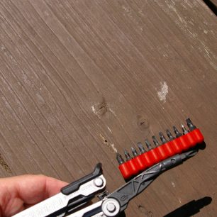 Vyklopený šroubovák Gerber Center Drive s volitelnou sadou bitů.