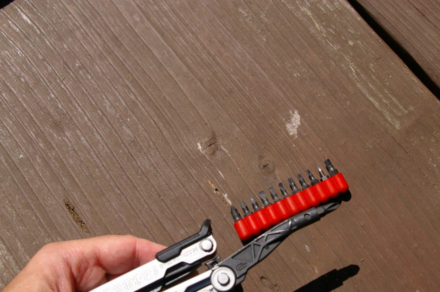 Vyklopený šroubovák Gerber Center Drive s volitelnou sadou bitů.