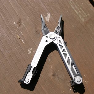 Vysunuté čelisti štíhlých kleští Gerber Center Drive, vidět je jedno ostří štípaček.