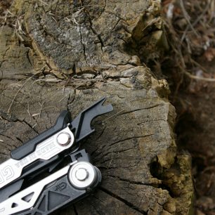 Vytahovač hřebíků Gerber Center Drive kombinován s otvíračem.