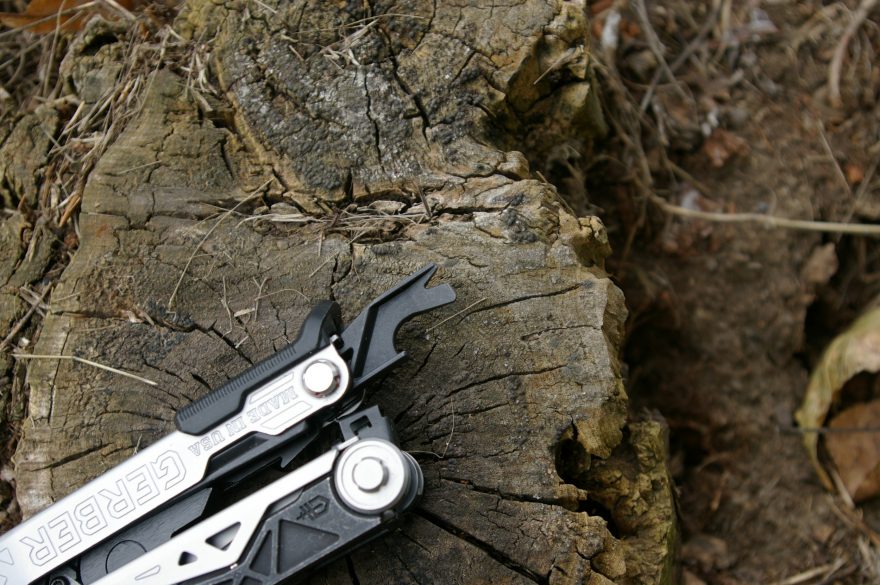 Vytahovač hřebíků Gerber Center Drive kombinován s otvíračem.